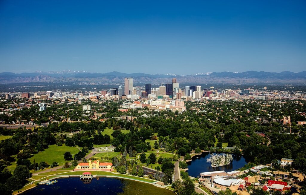 Denver, known for its vibrant culture and stunning natural beauty, offers a wide range of attractions and activities for visitors. Whether you’re looking to explore the city’s rich history, enjoy its arts scene, or experience outdoor adventures, there’s something for everyone.